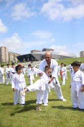 Heydər Əliyev Mərkəzinin parkında karate dərsi - FOTO