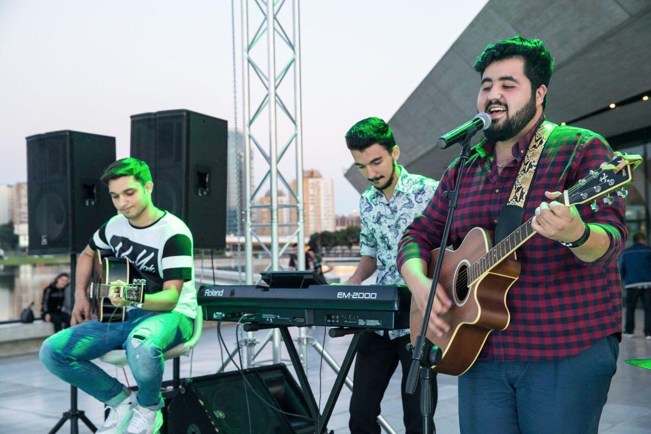 Heydər Əliyev Mərkəzinin parkında dincələnlər üçün konsert təşkil olunub - FOTO