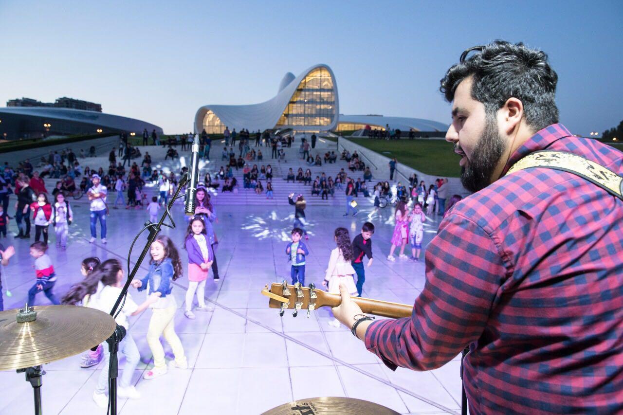 Heydər Əliyev Mərkəzinin parkında dincələnlər üçün konsert təşkil olunub - FOTO