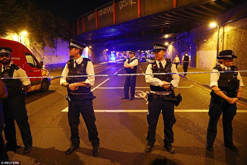 Londonda sürücü avtomobili məsciddən çıxan insanların üzərinə sürüb, ölən və yaralananlar var - FOTO