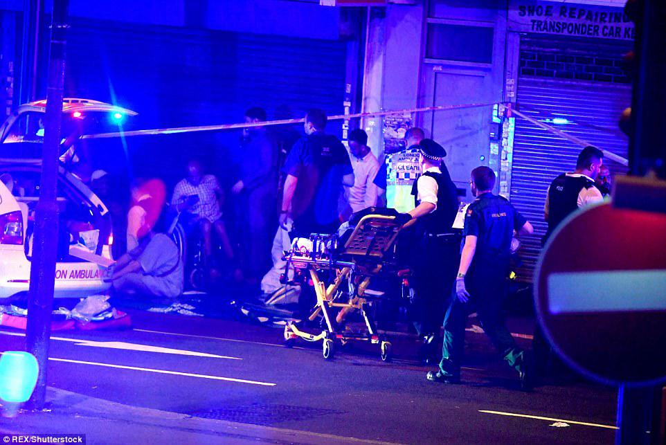 Londonda sürücü avtomobili məsciddən çıxan insanların üzərinə sürüb, ölən və yaralananlar var - FOTO