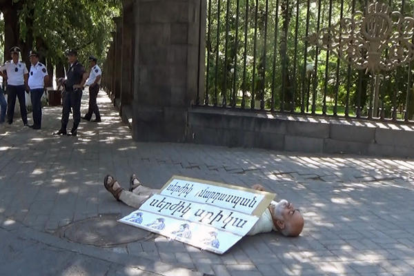 "Serjik qatildir, əclafdır" - Ermənistan prezidentinin iqamətgahı önündə AKSİYA - FOTO