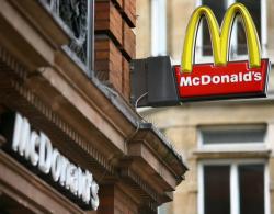 "McDonald`s"da iyrənclik: işçi su çanağında çimdi - FOTO