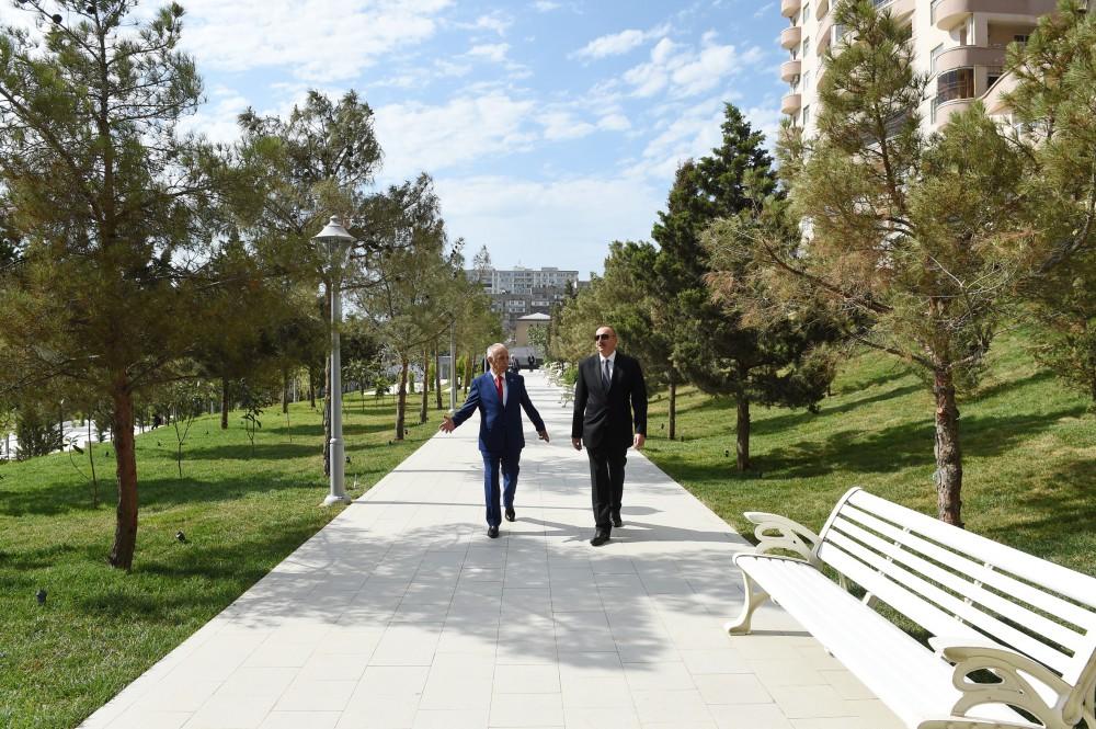 Prezident İlham Əliyev Yasamal rayonunda yeni salınan parkda yaradılan şəraitlə tanış olub - FOTO