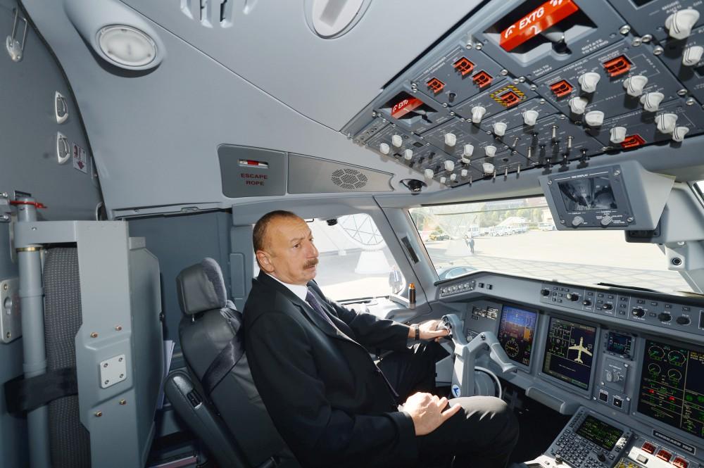 Prezident İlham Əliyev "Buta Airways" aviaşirkətinin Bakıya gətirilən ilk "Embraer 190" təyyarəsi ilə tanış olub - FOTO