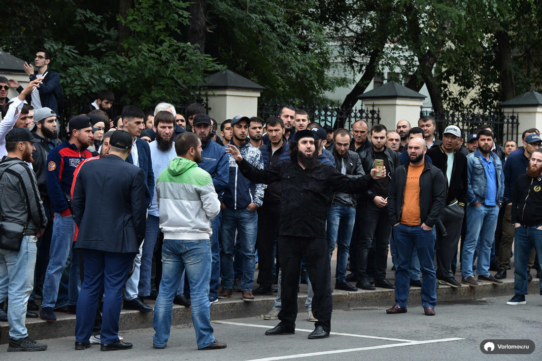 Среди собравшихся. Чеченцы в Москве. Чеченцы в МСК. Митинг мусульман.