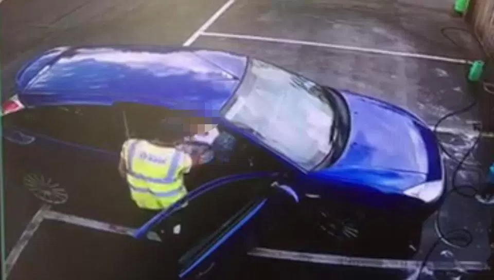 Avtoyuma işçisi qadının sinəsinə toxunarkən kameraya düşdü - VİDEO - FOTO