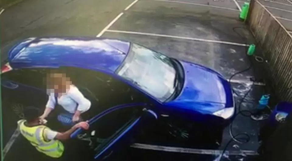 Avtoyuma işçisi qadının sinəsinə toxunarkən kameraya düşdü - VİDEO - FOTO