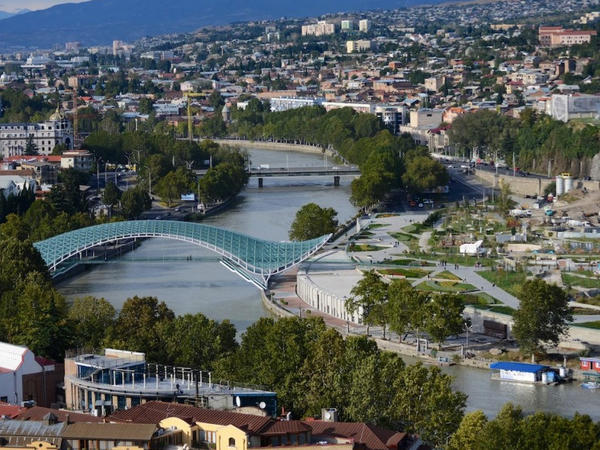 Tbilisidə “Sülh körpüsü” bayrağımızın rəngləri ilə işıqlandırıldı - FOTO