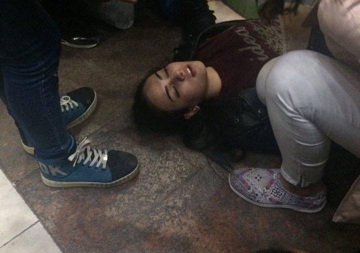 Bakıda gənc qız metroda intihara cəhd etdi - FOTO
