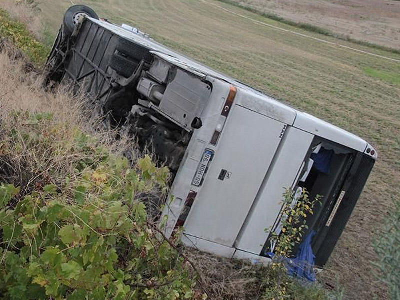 Bakıda sərnişin avtobusu dərəyə aşdı, ÖLƏN VAR