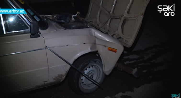 Şəkidə 2 avtomobil toqquşdu: sürücü yaralandı - VİDEO - FOTO