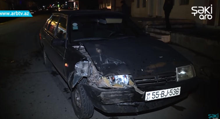 Şəkidə 2 avtomobil toqquşdu: sürücü yaralandı - VİDEO - FOTO