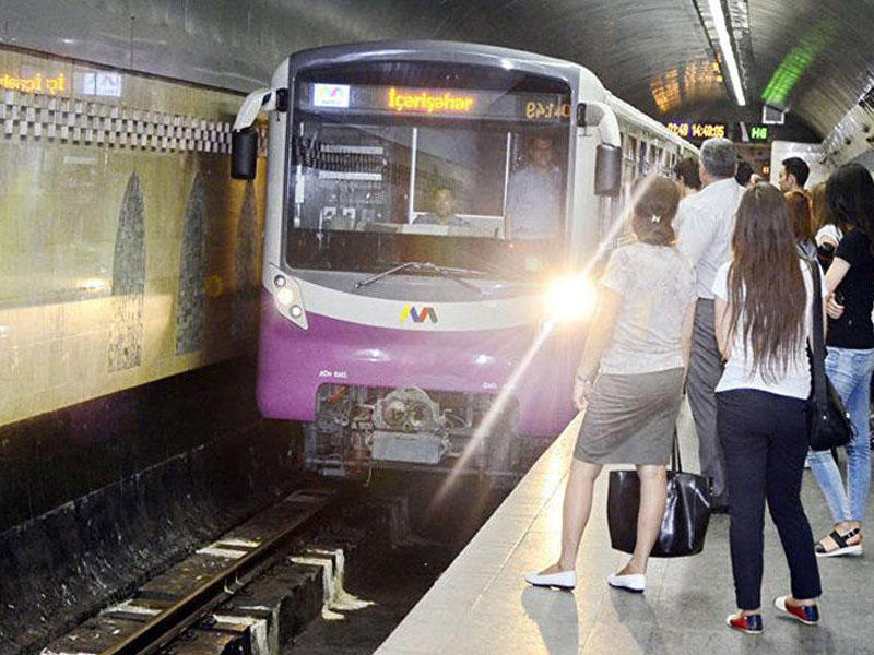 Bakıda gənc oğlan metroda qatar relsinə yıxıldı - YENİLƏNİB