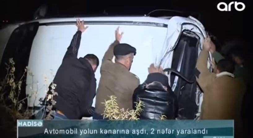 Avtomobil yolun kənarına aşdı: 2 yaralı - VİDEO - FOTO