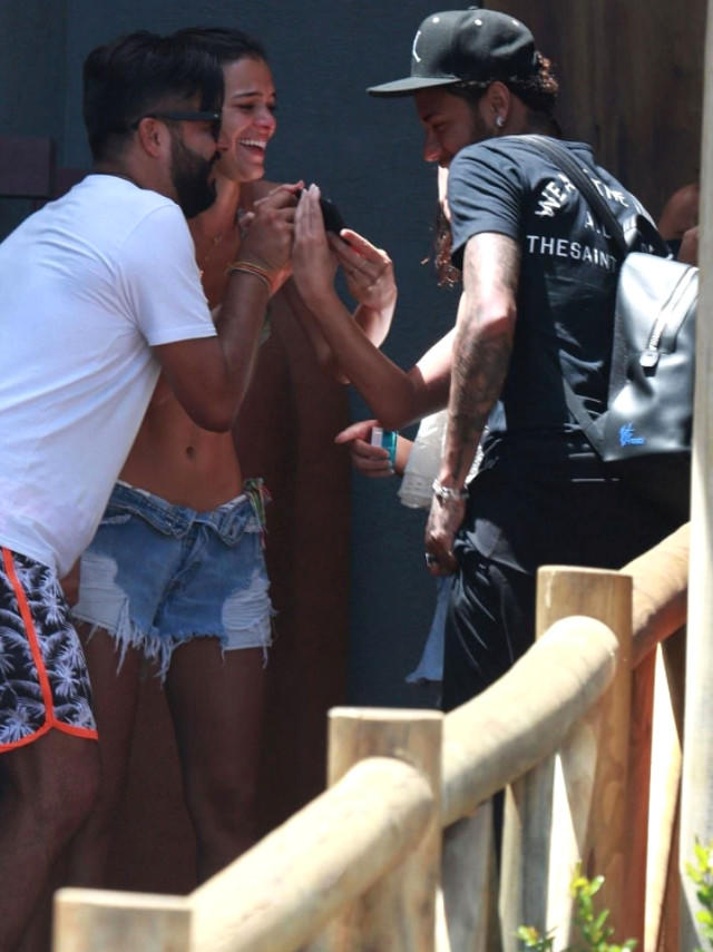 Neymar evlilik təklif etdiyi üçün ayrılmaq istəyən qızla öpüşməkdən doymadı - FOTO