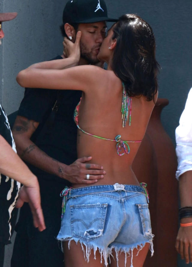 Neymar evlilik təklif etdiyi üçün ayrılmaq istəyən qızla öpüşməkdən doymadı - FOTO