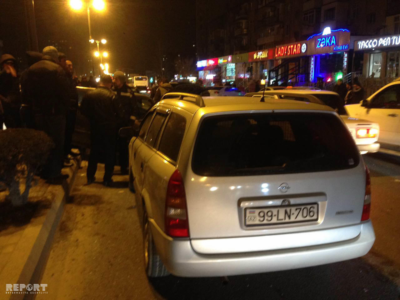 Bakıda ruhi xəstə maşın qaçıraraq qəza törətdi: 2 nəfər yaralandı - VİDEO - FOTO