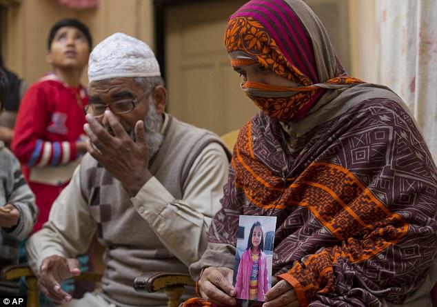 6 yaşlı Zeynəbin faciəvi qətli Pakistanı çalxaladı - FOTO