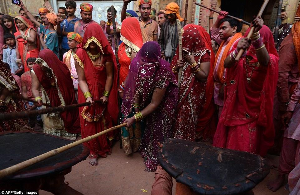 India got. Праздник женщин в Индии. Женский праздник Индии Холи. Встреча весны в Индии. Танец с палками Индия.