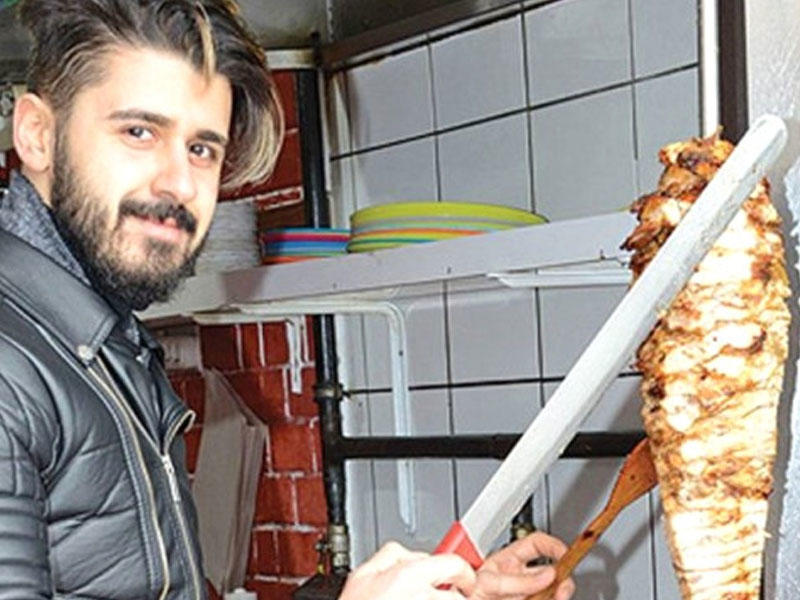 Şou-biznesin imkanlı müğənnisinin oğlu dönərçi işləyir - VİDEO - FOTO