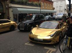 AVM-in qarşısında qızıl örtüklü Ferrari, Bentley, Porsche görənlər təəccüb içində - FOTO