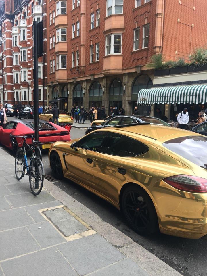 AVM-in qarşısında qızıl örtüklü Ferrari, Bentley, Porsche görənlər təəccüb içində - FOTO