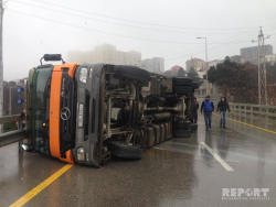 Bakıda mal-qara daşıyan avtomobil aşdı - YENİLƏNİB - VİDEO - FOTO