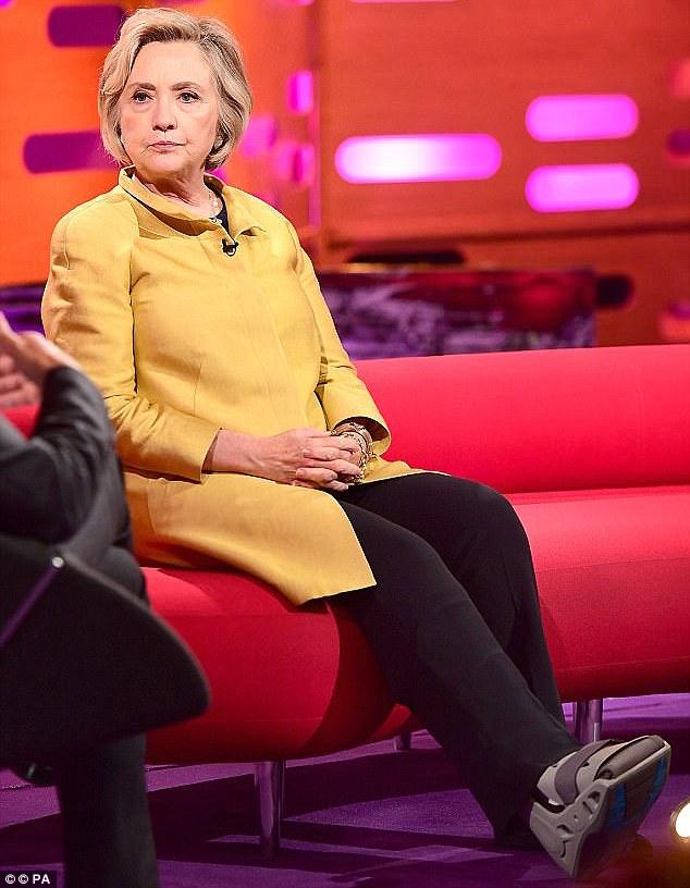 Hillari Klinton qalada yıxıldı - VİDEO - FOTO