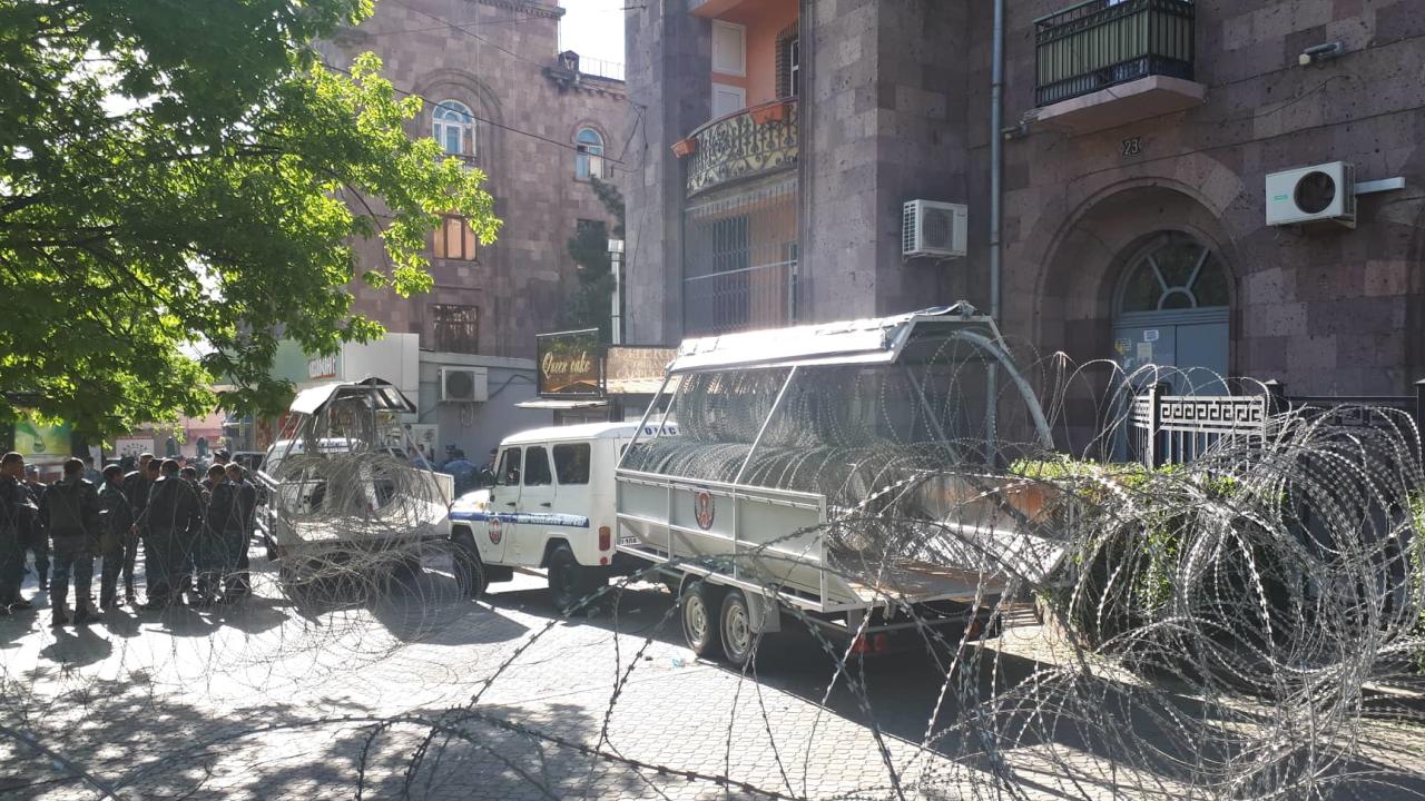 Yerevan küçələrinə tank və başqa zirehli texnikalar yeridildi - YENİLƏNİB - FOTO