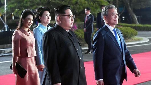 Tarixi görüşdə GƏRGİNLİK - Şimali Koreya lideri fotoqrafı PEŞMAN ETDİ - FOTO