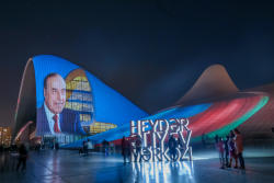 Heydər Əliyev Mərkəzinin binası üzərində «Heydər Əliyev 95» kompozisiyası təqdim olunub - VİDEO - FOTO
