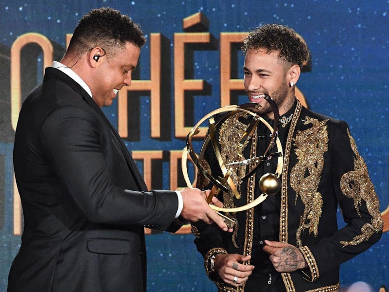 Neymar mükafatını Ronaldodan aldı -