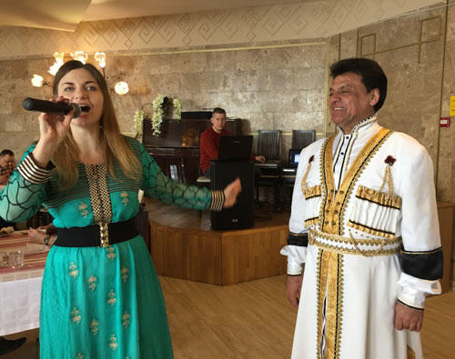 Azərbaycan mahnılarını Ukrayna dilində oxuyan müğənni - FOTO