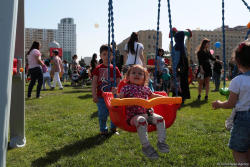 Leyla Əliyeva Heydər Əliyev Mərkəzinin parkında Uşaq festivalında iştirak edib - FOTO