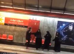 "Hicabsızam, özüm bilərəm! Rədd olun!" -  İranlı qadın polisləri təpiklədi - VİDEO - FOTO