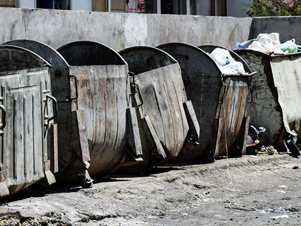 Bakıda zibil qutularının yanında tapılan kişi xəstəxanada öldü