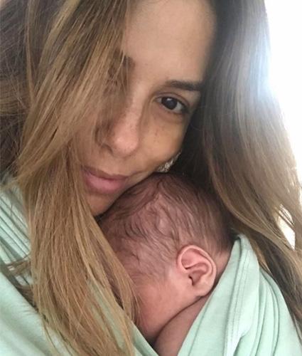 43 yaşlı aktrisa yeni doğulan oğlu ilə - FOTO