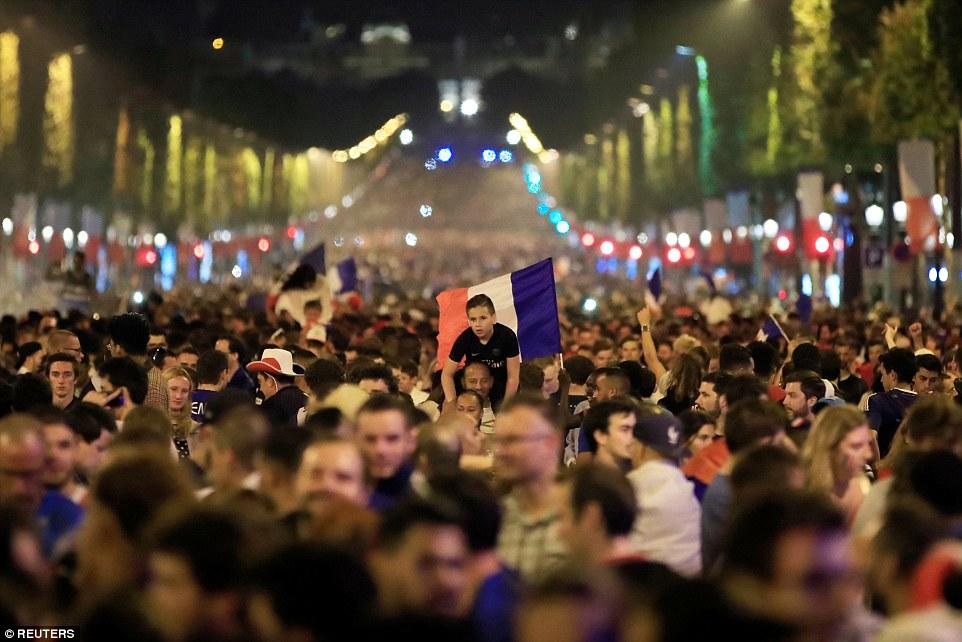 Milyonlarla insan Paris küçələrində - Makronun sevinci, kralın məyusluğu - FOTO 