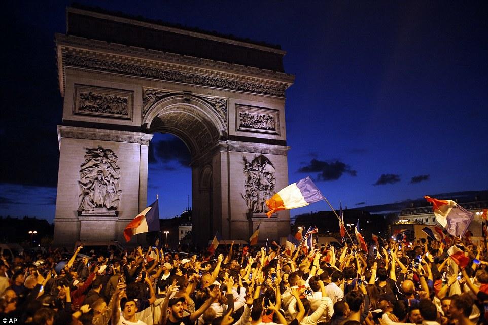 Milyonlarla insan Paris küçələrində - Makronun sevinci, kralın məyusluğu - FOTO 