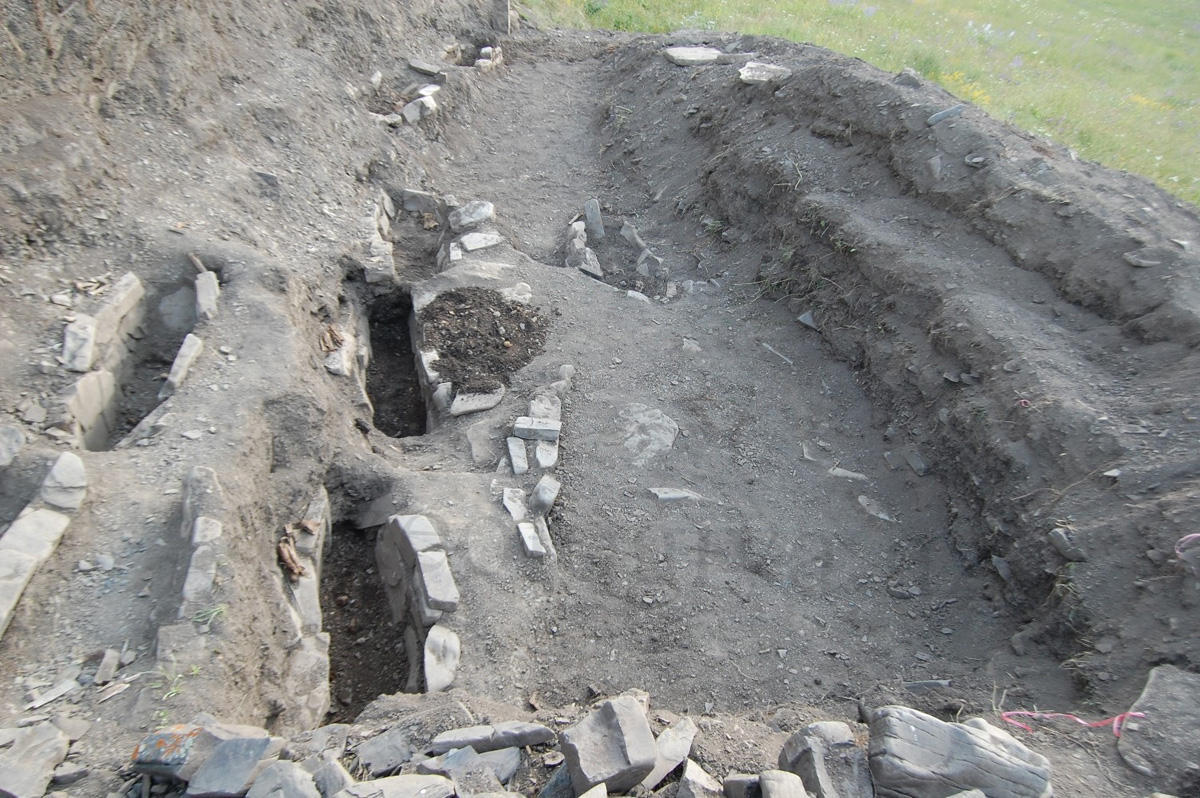 Xınalıqda 2500 il yaşı olan qədim nekropol aşkarlandı - FOTO
