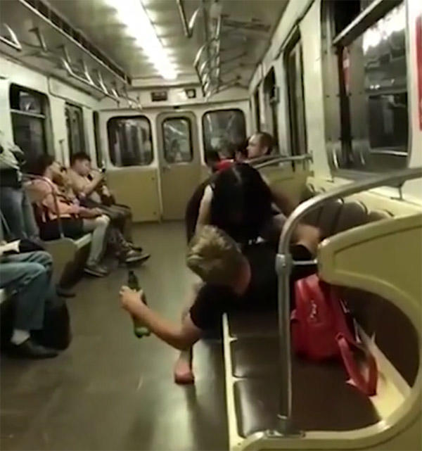 Metroda BİABIRÇILIQ - Sərnişinlərin gözü önündə cinsi əlaqəyə girdilər - VİDEO