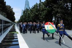 Tacikistan Prezidenti Emoməli Rəhmon Fəxri xiyaban və Şəhidlər xiyabanını ziyarət edib - FOTO