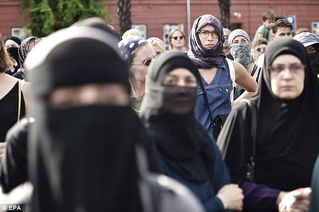 Burka və niqab qalmaqalı: dinlə zarafat etmək olarmı? - VIDEO - FOTO