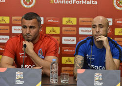 Almeyda Malta klubunun futbolçusuna millimizin formasını hədiyyə etdi - <span class="color_red">FOTO</span>