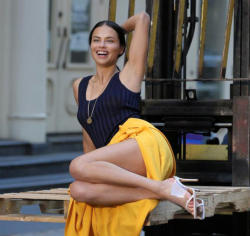 Adriana Limanın sarı paltarlı trendinə məşhurlar da qoşuldu - FOTO