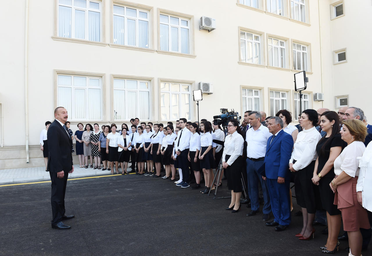 Prezident İlham Əliyev Maştağadakı Savalan yaşayış massivində 28 nömrəli tam orta məktəbin açılışında iştirak edib - FOTO