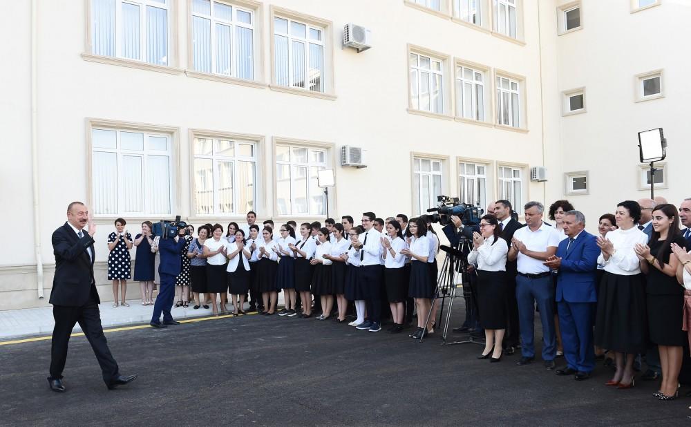 Prezident İlham Əliyev Maştağadakı Savalan yaşayış massivində 28 nömrəli tam orta məktəbin açılışında iştirak edib - FOTO