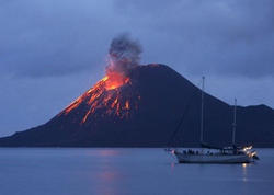 İndoneziyada vulkan 44 dəfə püskürdü - <span class="color_red">VİDEO</span>