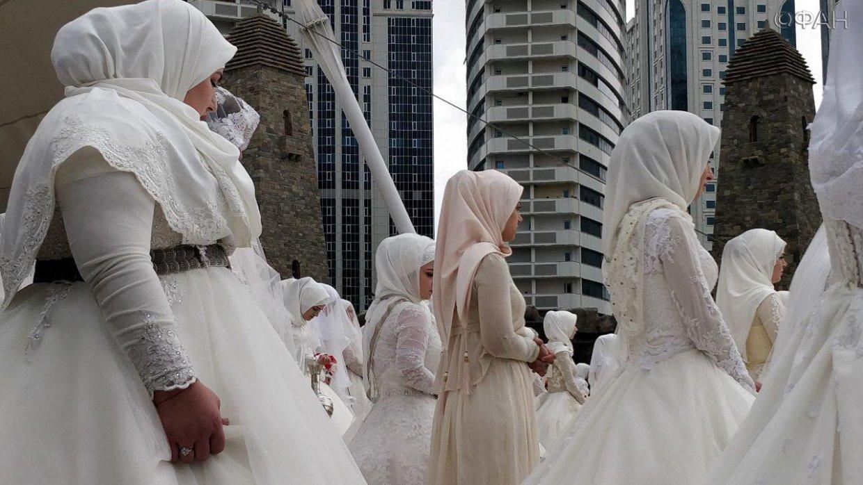 Чеченская сею. Чеченская свадьба. Свадьба в Чечне. Чеченские невесты. Чеченка в свадебном платье.